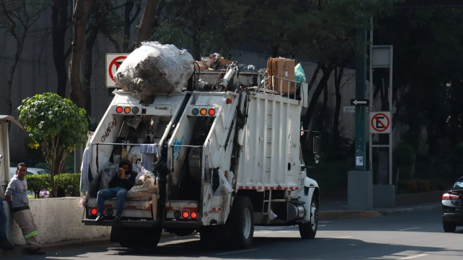 ¿Y la Ley de Residuos? Recolectores tardan hasta 2 horas separando la basura a pie de camión